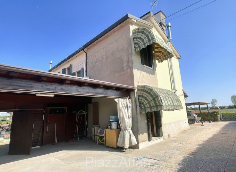 Pegolotte di Cona (VE): Porzione di casa in contesto bifamiliare, sviluppata su 2 piani, con area...