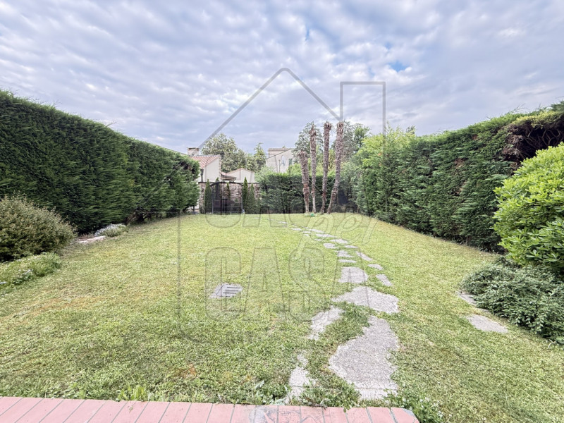 Proponiamo in vendita a pochi passi dal Duomo di Abano Terme, un raffinato appartamento di circa ...