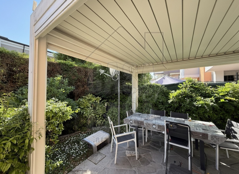 Proponiamo in vendita a pochi passi dal Duomo di Abano Terme, un raffinato appartamento di circa ...