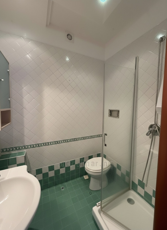 Proponiamo in vendita a pochi passi dal Duomo di Abano Terme, un raffinato appartamento di circa ...