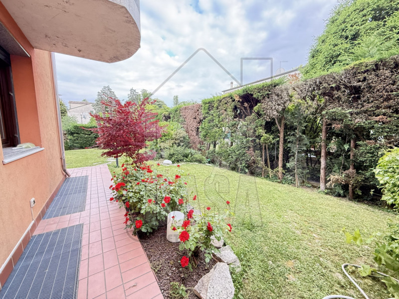 Proponiamo in vendita a pochi passi dal Duomo di Abano Terme, un raffinato appartamento di circa ...