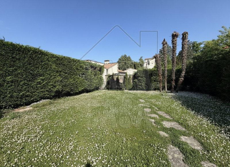 Proponiamo in vendita a pochi passi dal Duomo di Abano Terme, un raffinato appartamento di circa ...