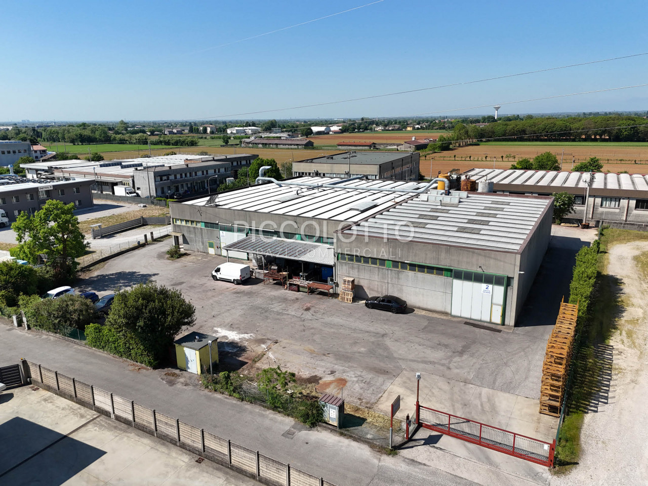 Altivole - À 3 km de la SPV - Entrepôt avec bureaux