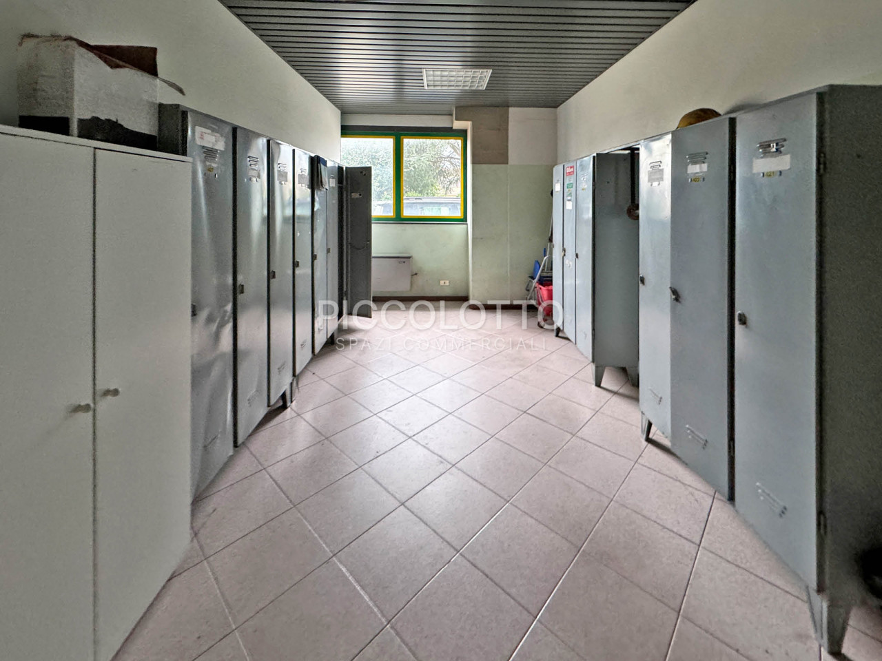 Altivole - À 3 km de la SPV - Entrepôt avec bureaux