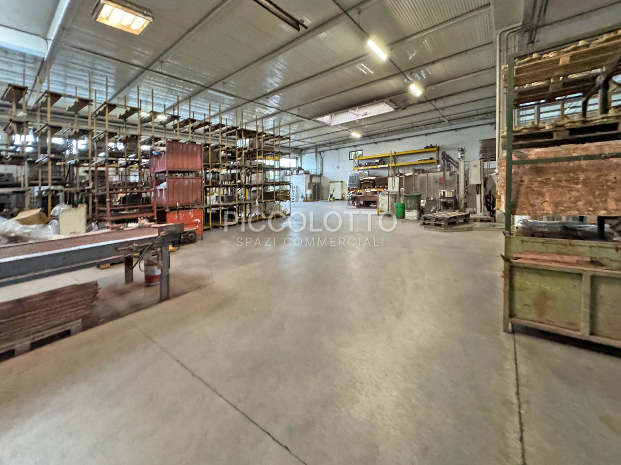 Altivole - À 3 km de la SPV - Entrepôt avec bureaux
