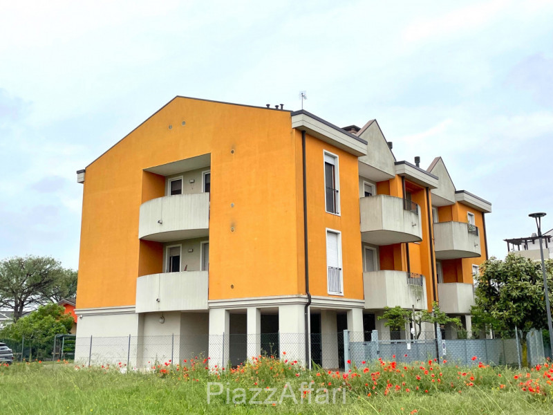 In tranquillo quartiere residenziale, comodo al centro, appartamento al primo piano, esposto a Su...