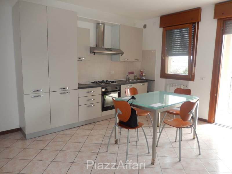 In tranquillo quartiere residenziale, comodo al centro, appartamento al primo piano, esposto a Su...