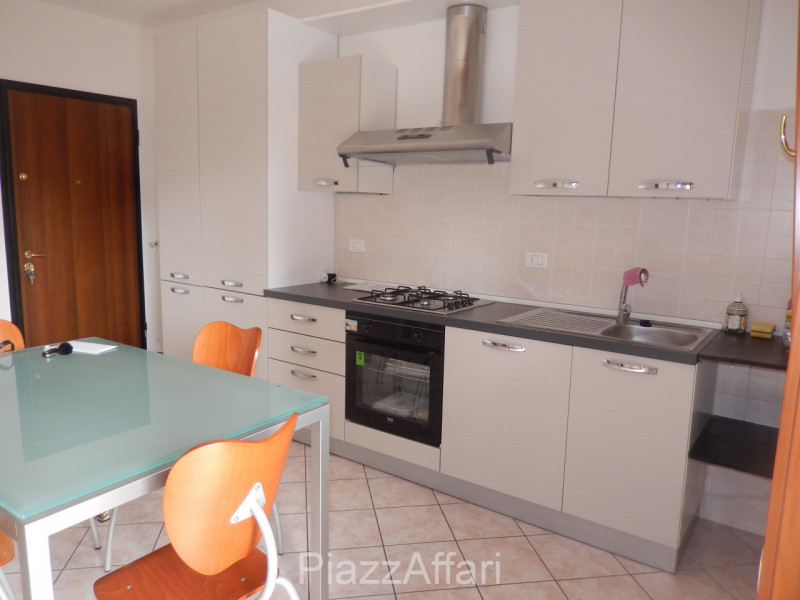 In tranquillo quartiere residenziale, comodo al centro, appartamento al primo piano, esposto a Su...