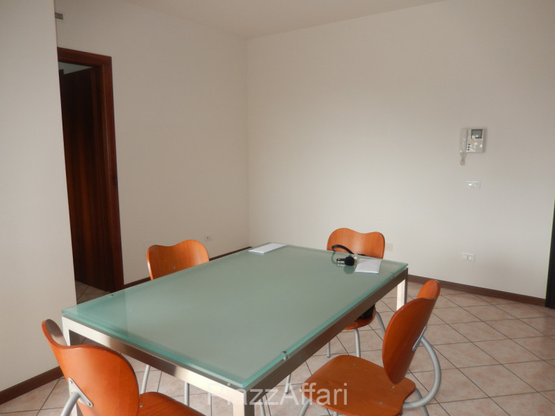 In tranquillo quartiere residenziale, comodo al centro, appartamento al primo piano, esposto a Su...