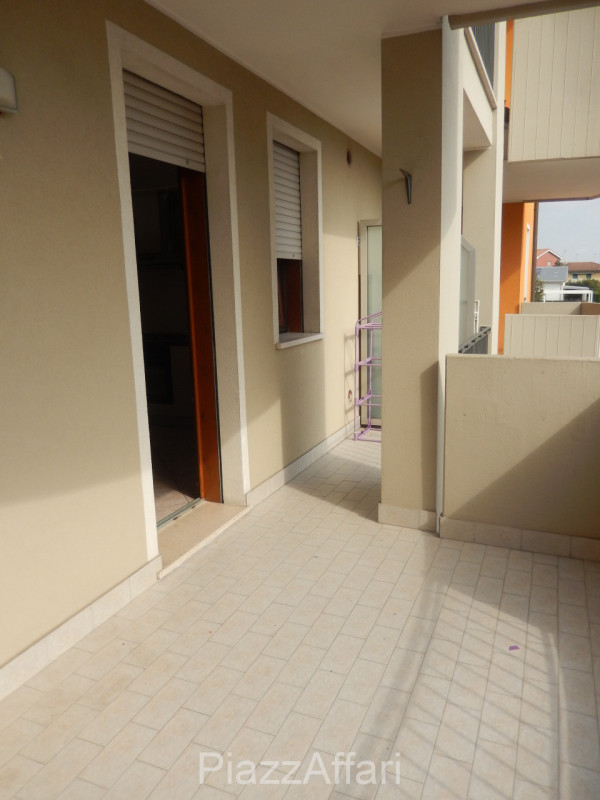 In tranquillo quartiere residenziale, comodo al centro, appartamento al primo piano, esposto a Su...