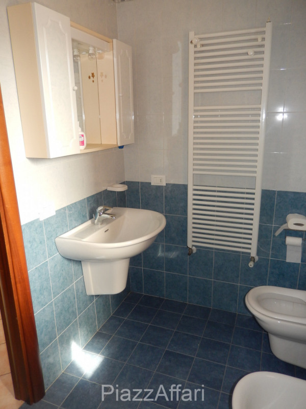 In tranquillo quartiere residenziale, comodo al centro, appartamento al primo piano, esposto a Su...