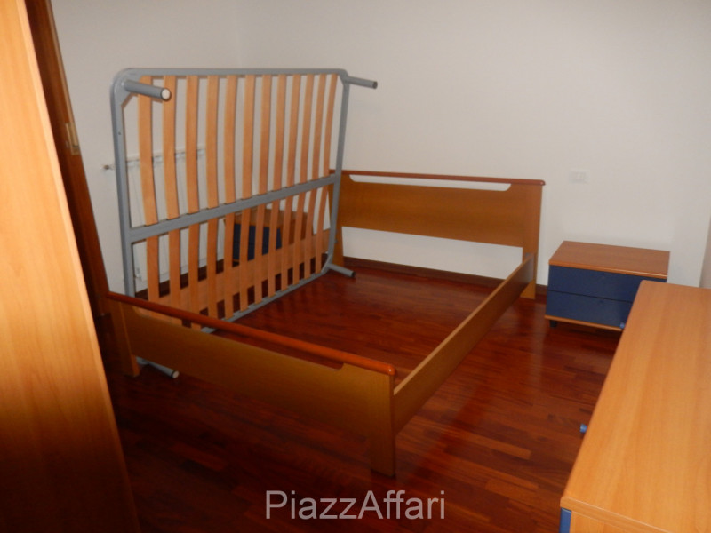 In tranquillo quartiere residenziale, comodo al centro, appartamento al primo piano, esposto a Su...