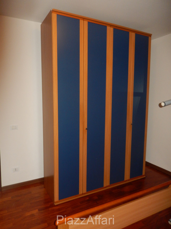 In tranquillo quartiere residenziale, comodo al centro, appartamento al primo piano, esposto a Su...