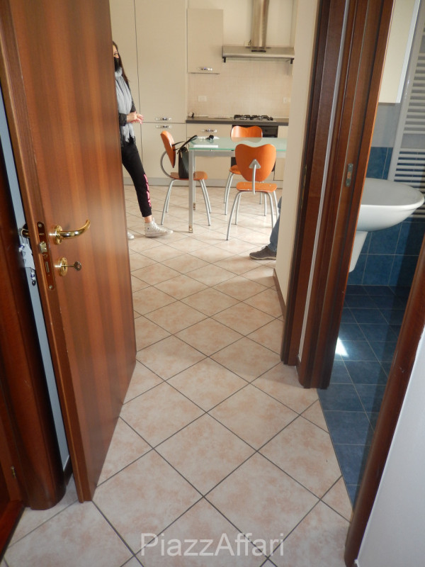In tranquillo quartiere residenziale, comodo al centro, appartamento al primo piano, esposto a Su...