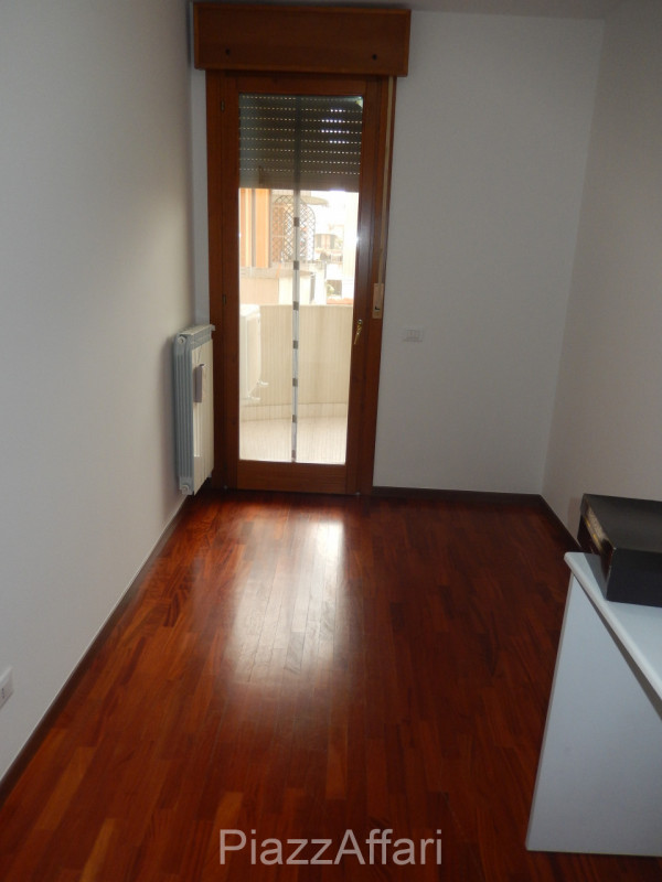 In tranquillo quartiere residenziale, comodo al centro, appartamento al primo piano, esposto a Su...