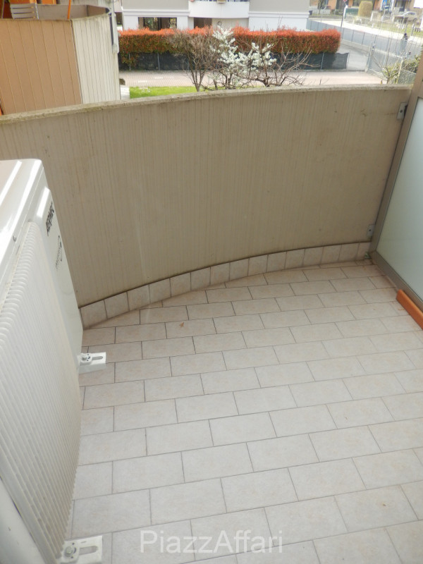 In tranquillo quartiere residenziale, comodo al centro, appartamento al primo piano, esposto a Su...