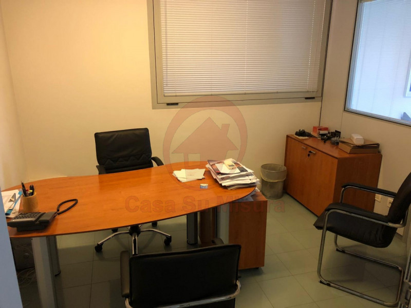 TEOLO - FERIOLE RIF. C120: Casa su Misura ha il piacere di proporVi ampio e luminoso ufficio fron...