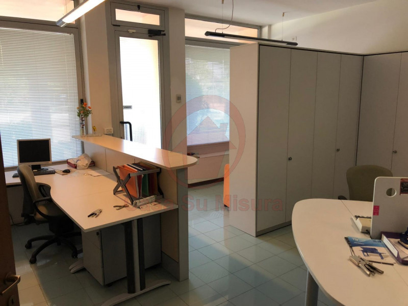 TEOLO - FERIOLE RIF. C120: Casa su Misura ha il piacere di proporVi ampio e luminoso ufficio fron...