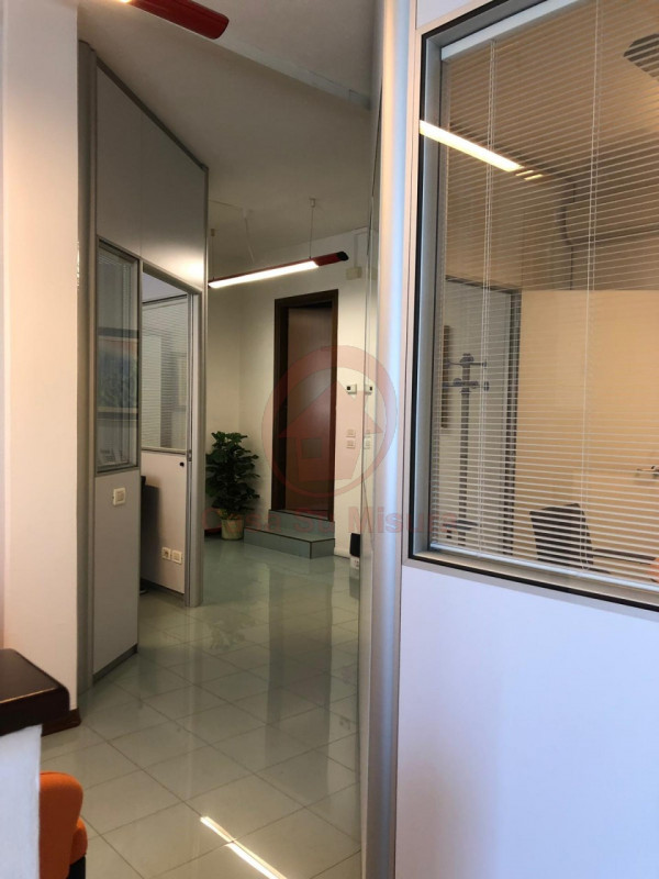 TEOLO - FERIOLE RIF. C120: Casa su Misura ha il piacere di proporVi ampio e luminoso ufficio fron...