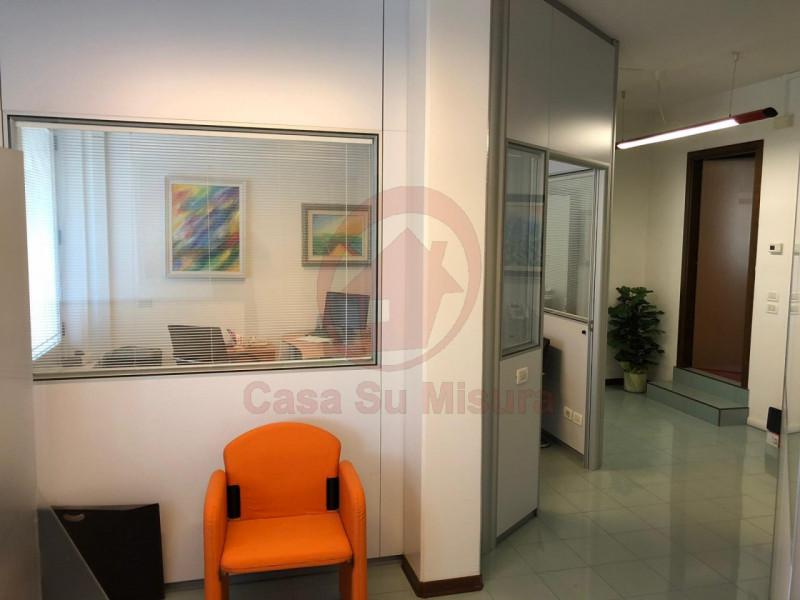 TEOLO - FERIOLE RIF. C120: Casa su Misura ha il piacere di proporVi ampio e luminoso ufficio fron...