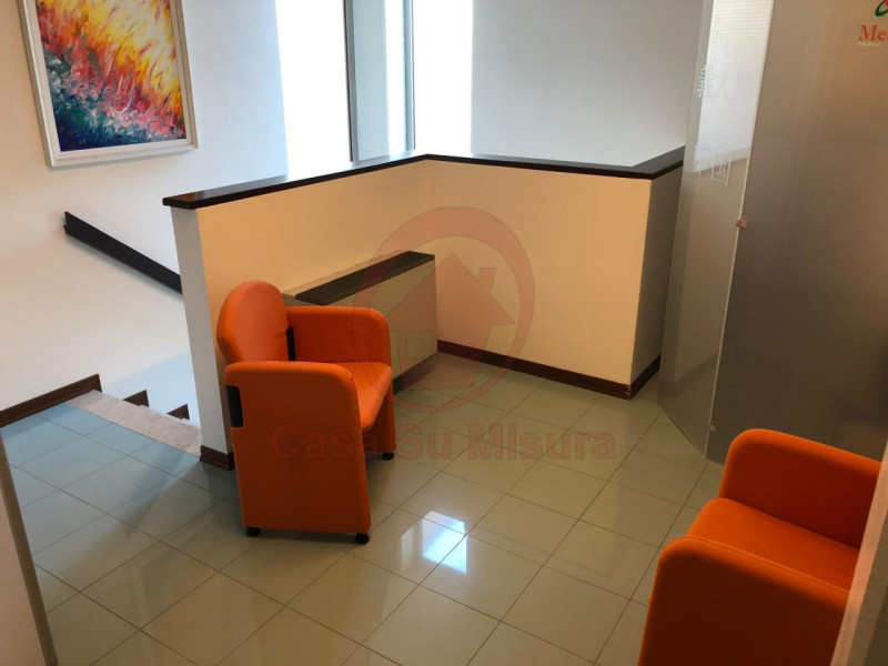 TEOLO - FERIOLE RIF. C120: Casa su Misura ha il piacere di proporVi ampio e luminoso ufficio fron...