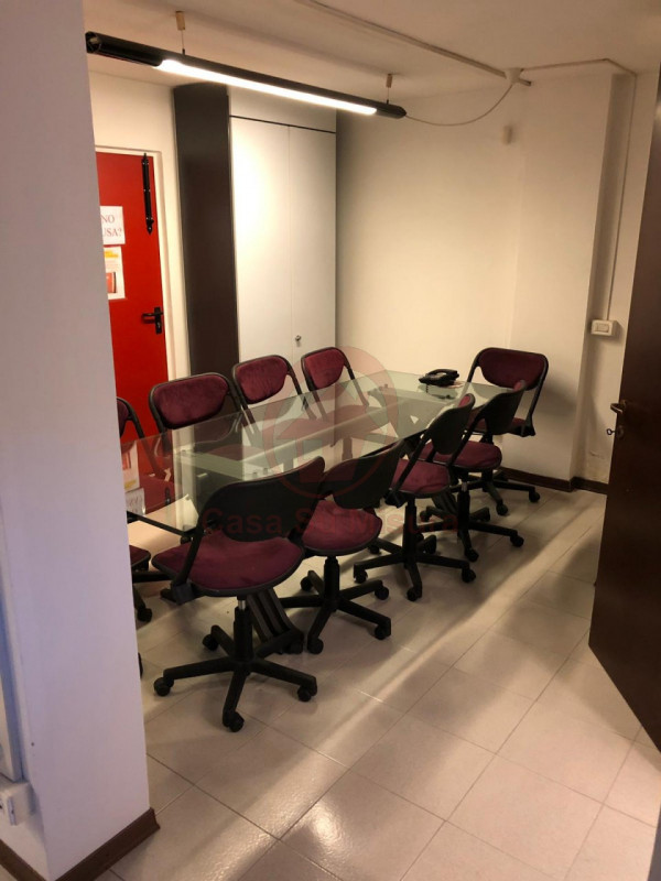 TEOLO - FERIOLE RIF. C120: Casa su Misura ha il piacere di proporVi ampio e luminoso ufficio fron...