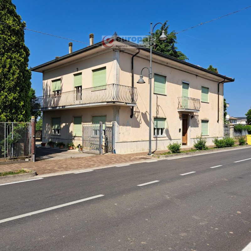 A Torri di Quartesolo (Lerino), nelle adiacenze della chiesa parrocchiale, scuole materna ed elem...