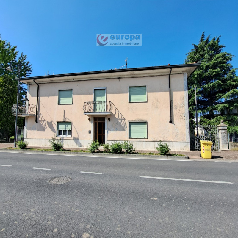 A Torri di Quartesolo (Lerino), nelle adiacenze della chiesa parrocchiale, scuole materna ed elem...