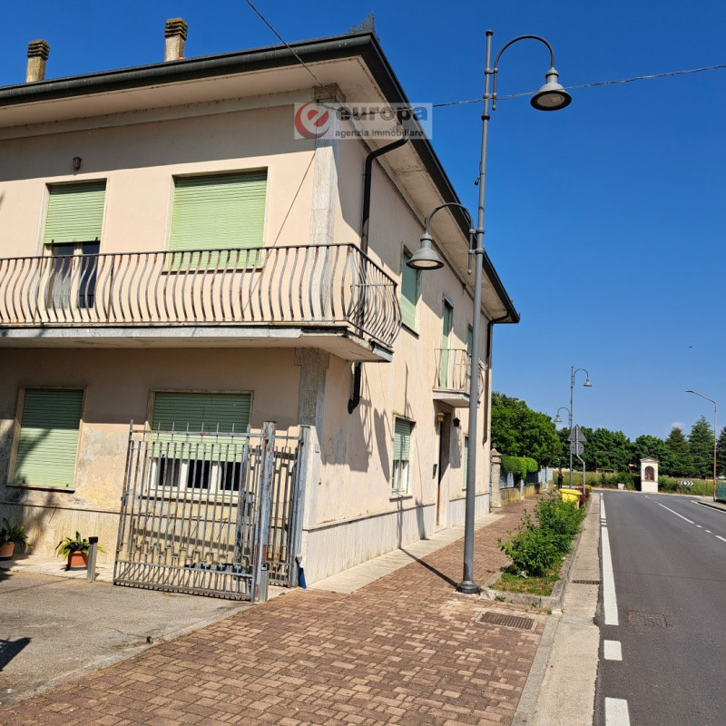 A Torri di Quartesolo (Lerino), nelle adiacenze della chiesa parrocchiale, scuole materna ed elem...