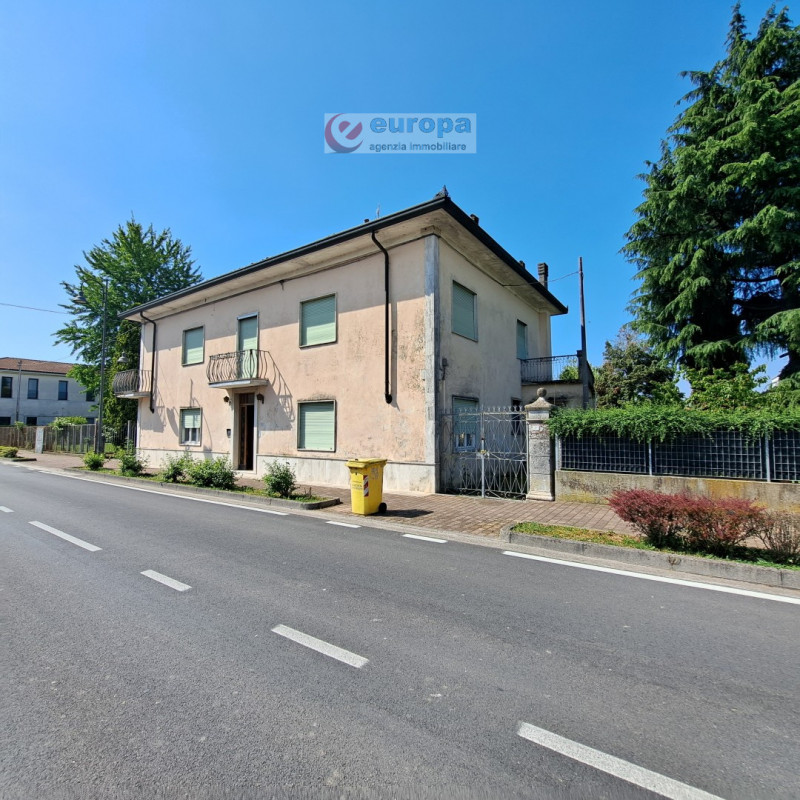 A Torri di Quartesolo (Lerino), nelle adiacenze della chiesa parrocchiale, scuole materna ed elem...