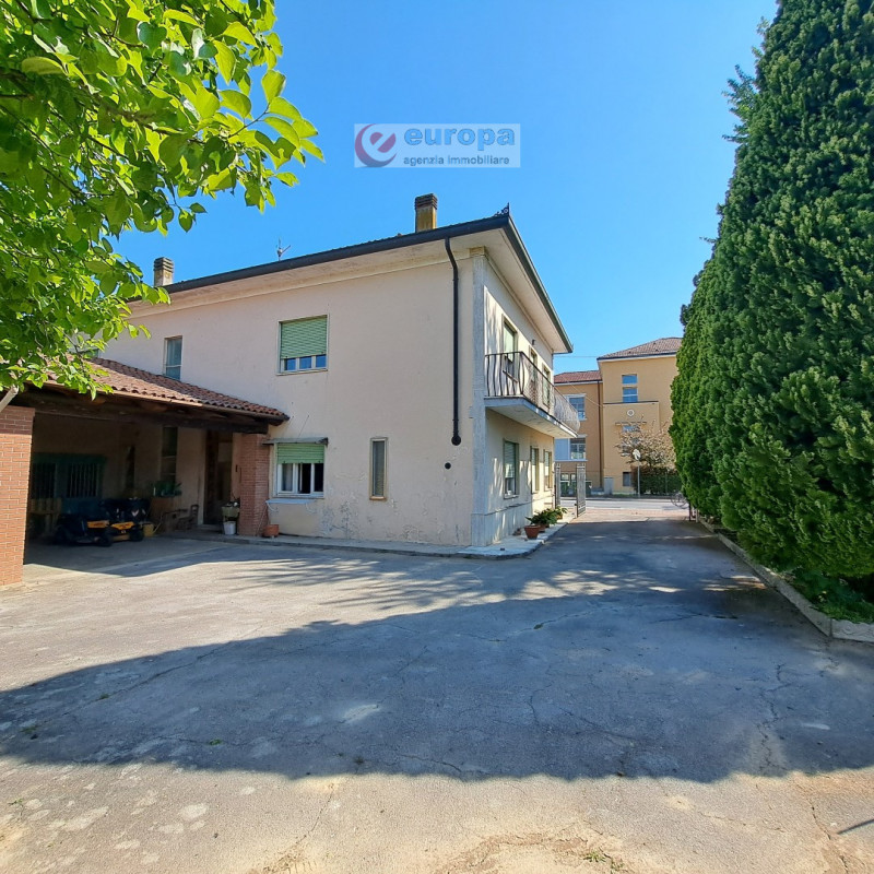 A Torri di Quartesolo (Lerino), nelle adiacenze della chiesa parrocchiale, scuole materna ed elem...