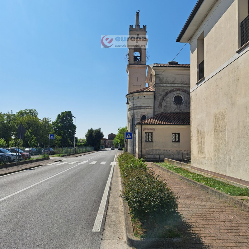 A Torri di Quartesolo (Lerino), nelle adiacenze della chiesa parrocchiale, scuole materna ed elem...