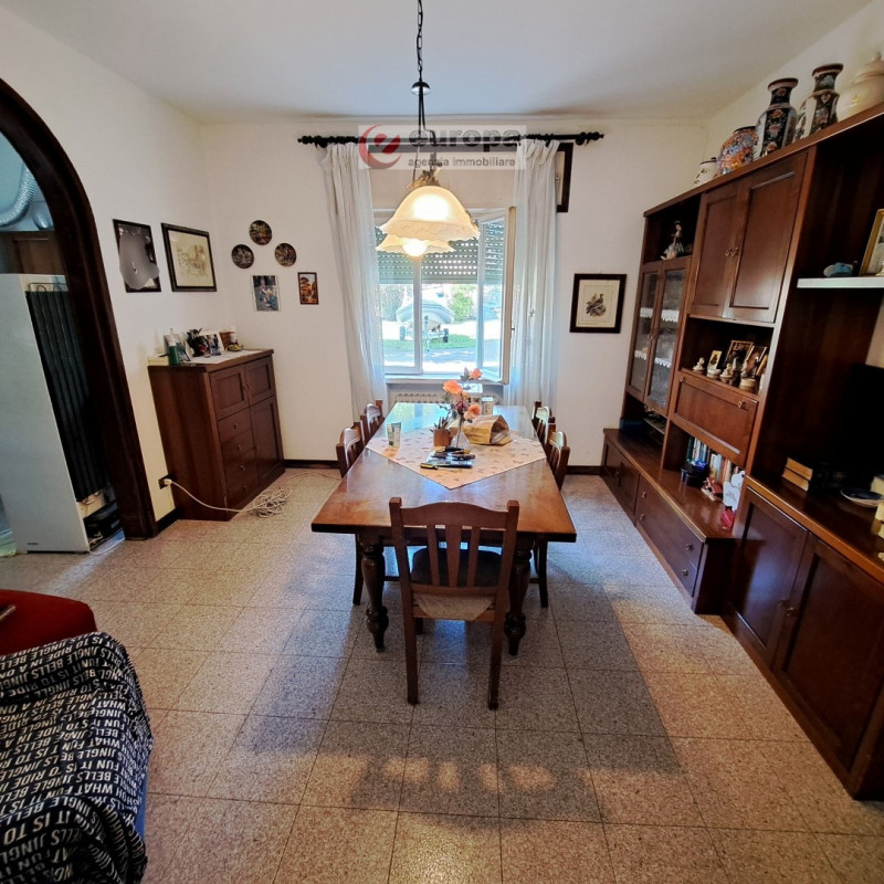 A Torri di Quartesolo (Lerino), nelle adiacenze della chiesa parrocchiale, scuole materna ed elem...