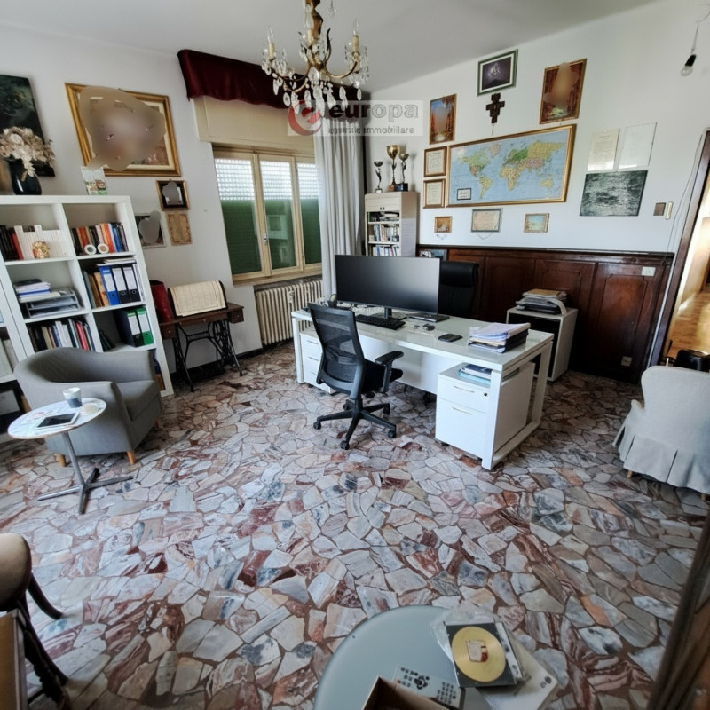 A Torri di Quartesolo (Lerino), nelle adiacenze della chiesa parrocchiale, scuole materna ed elem...