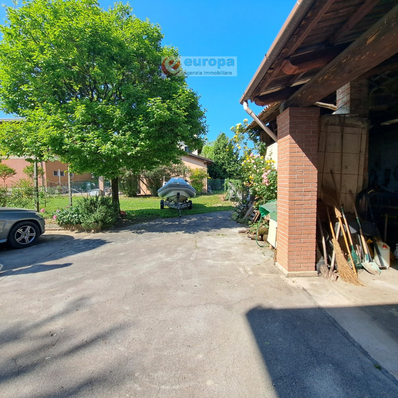 A Torri di Quartesolo (Lerino), nelle adiacenze della chiesa parrocchiale, scuole materna ed elem...