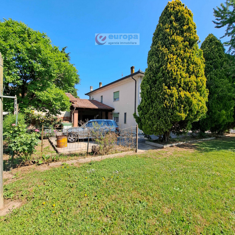 A Torri di Quartesolo (Lerino), nelle adiacenze della chiesa parrocchiale, scuole materna ed elem...