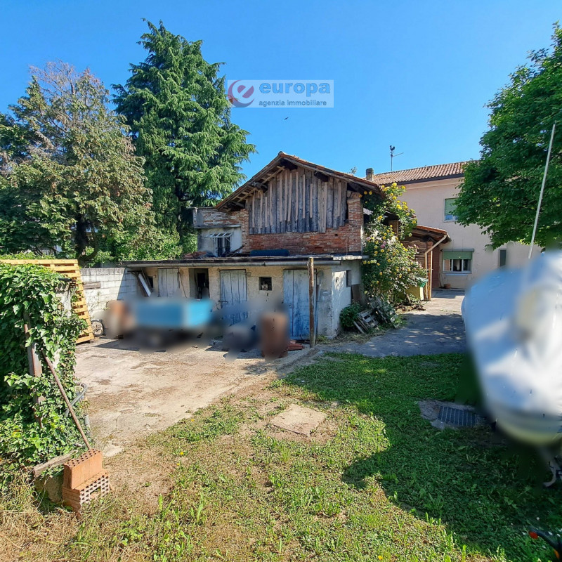 A Torri di Quartesolo (Lerino), nelle adiacenze della chiesa parrocchiale, scuole materna ed elem...