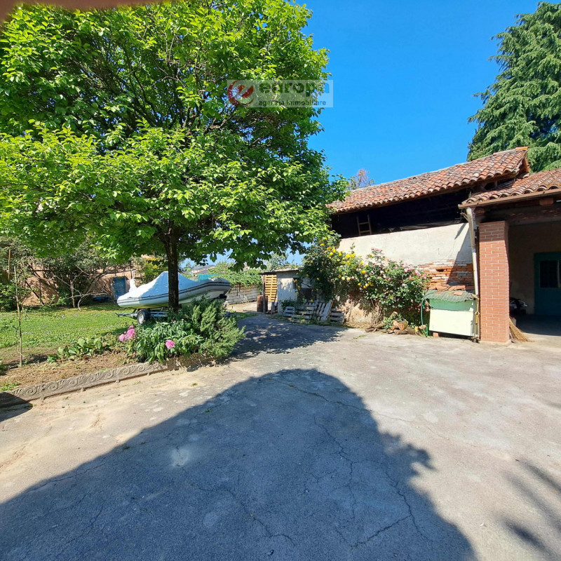 A Torri di Quartesolo (Lerino), nelle adiacenze della chiesa parrocchiale, scuole materna ed elem...