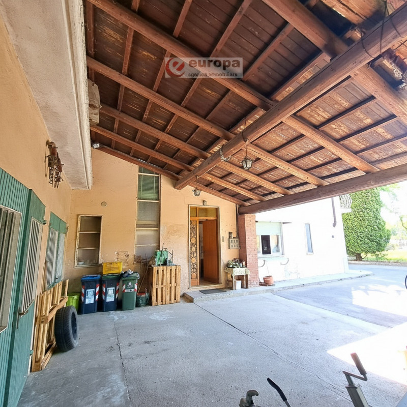A Torri di Quartesolo (Lerino), nelle adiacenze della chiesa parrocchiale, scuole materna ed elem...