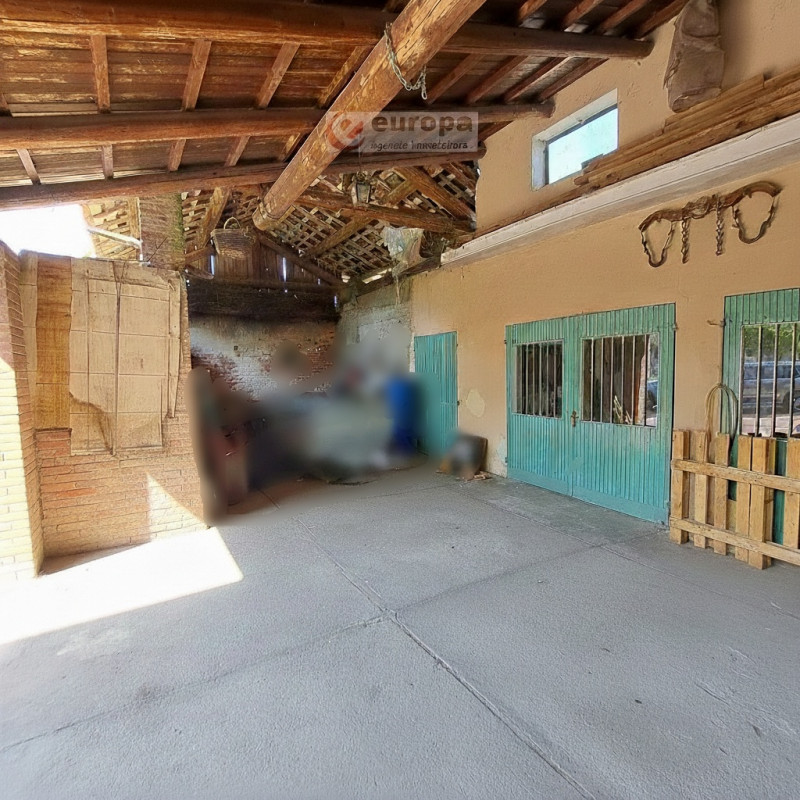 A Torri di Quartesolo (Lerino), nelle adiacenze della chiesa parrocchiale, scuole materna ed elem...
