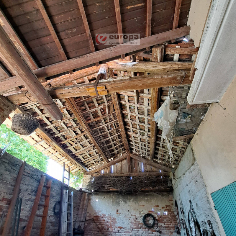 A Torri di Quartesolo (Lerino), nelle adiacenze della chiesa parrocchiale, scuole materna ed elem...