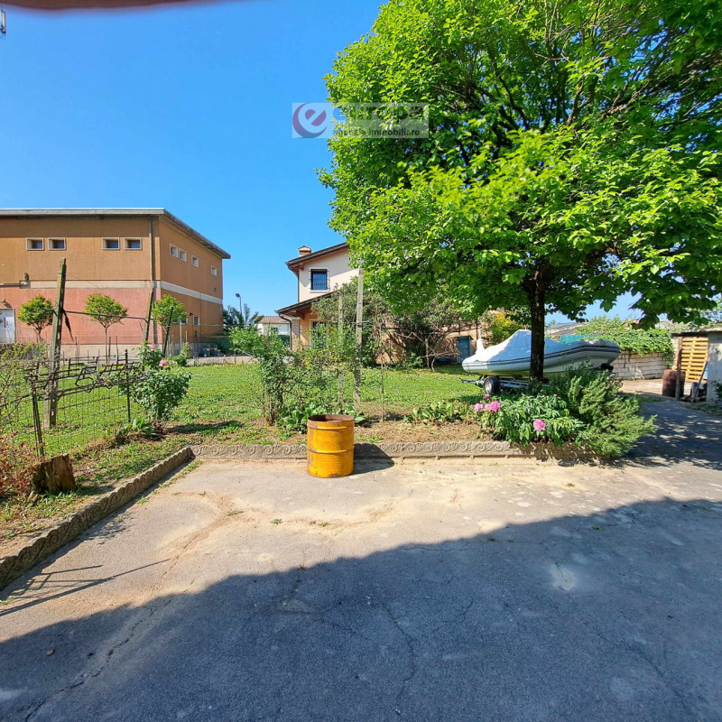 A Torri di Quartesolo (Lerino), nelle adiacenze della chiesa parrocchiale, scuole materna ed elem...