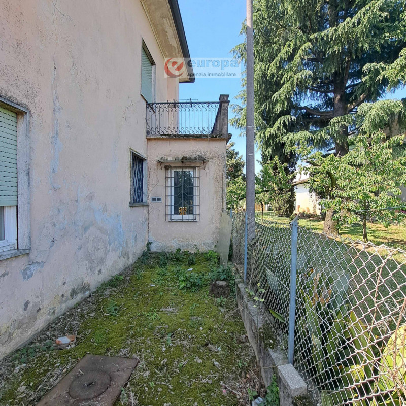 A Torri di Quartesolo (Lerino), nelle adiacenze della chiesa parrocchiale, scuole materna ed elem...