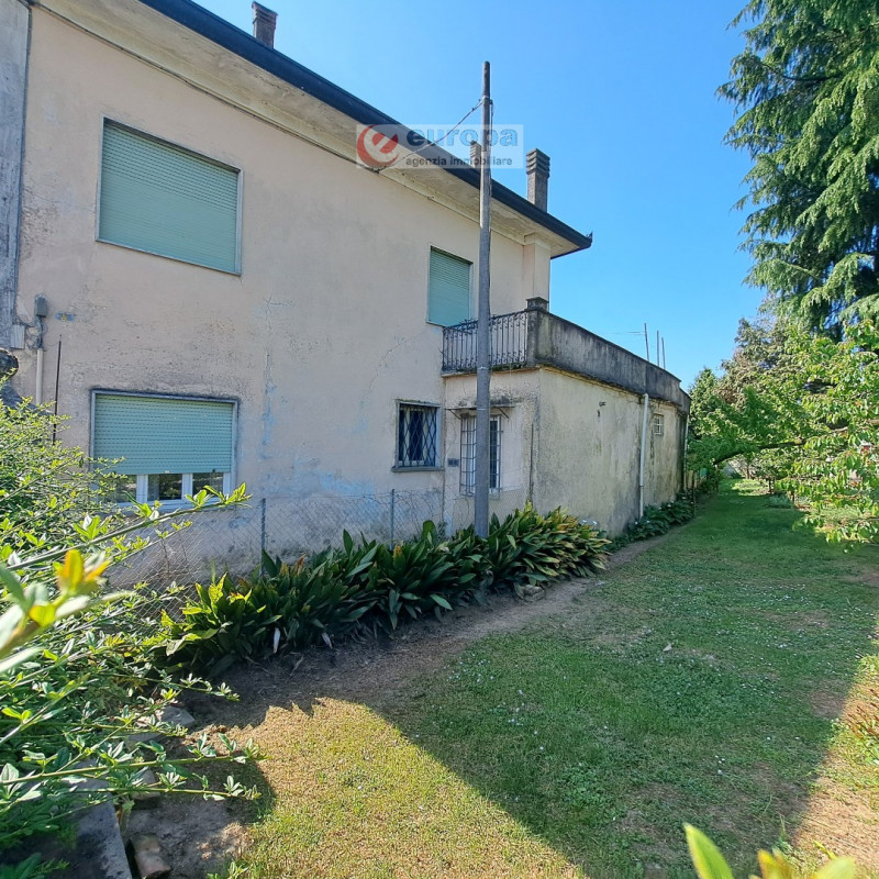 A Torri di Quartesolo (Lerino), nelle adiacenze della chiesa parrocchiale, scuole materna ed elem...