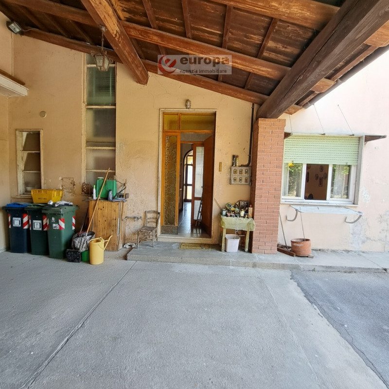 A Torri di Quartesolo (Lerino), nelle adiacenze della chiesa parrocchiale, scuole materna ed elem...