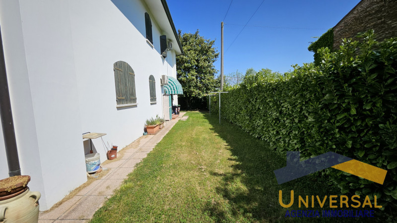 LOREGGIA – In zona tranquilla e a pochi minuti dal centro paese, proponiamo in vendita Villa sing...