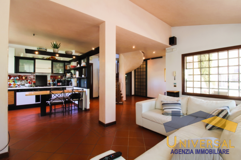 LOREGGIA – In zona tranquilla e a pochi minuti dal centro paese, proponiamo in vendita Villa sing...