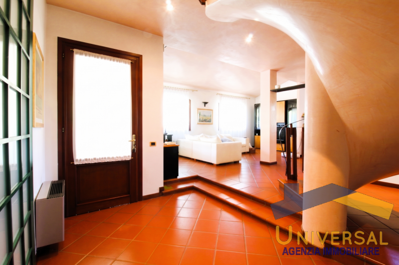 LOREGGIA – In zona tranquilla e a pochi minuti dal centro paese, proponiamo in vendita Villa sing...