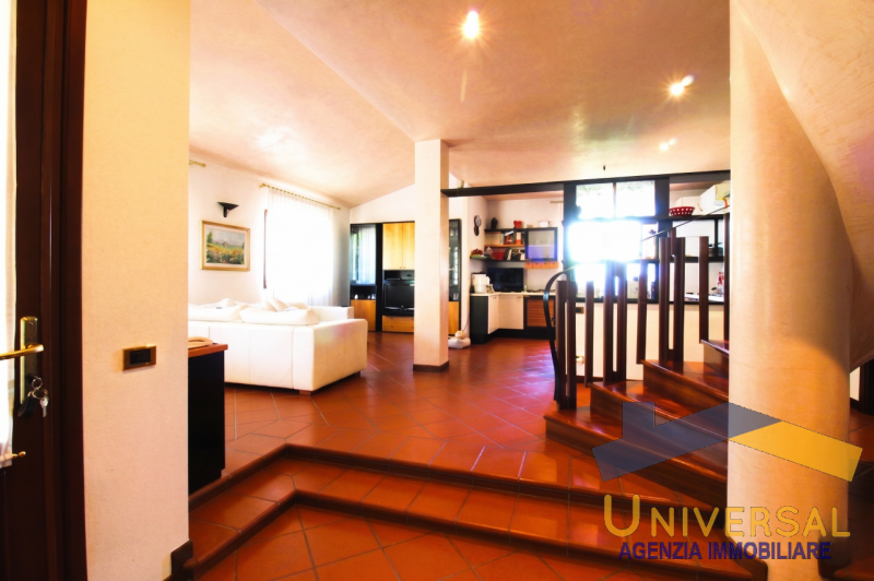 LOREGGIA – In zona tranquilla e a pochi minuti dal centro paese, proponiamo in vendita Villa sing...