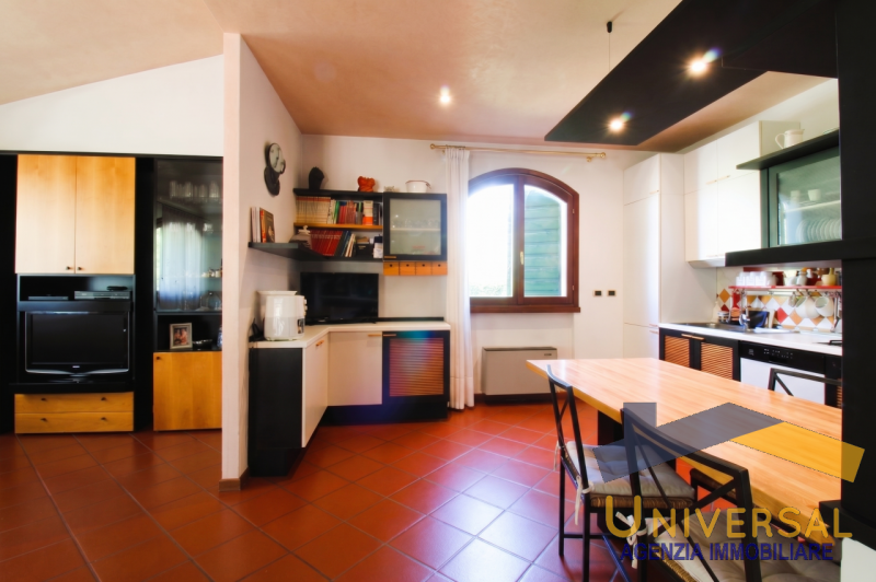 LOREGGIA – In zona tranquilla e a pochi minuti dal centro paese, proponiamo in vendita Villa sing...